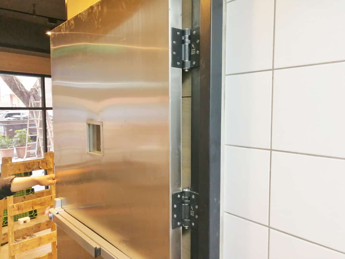 Fire proof hinge adopted by KFC