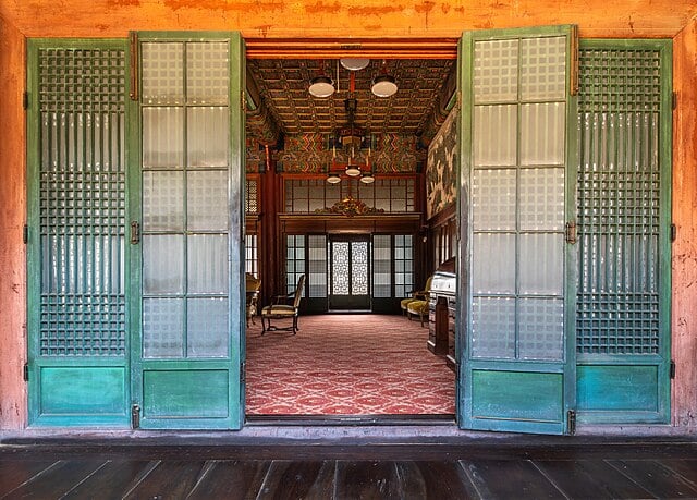 180 degree opening door hinges