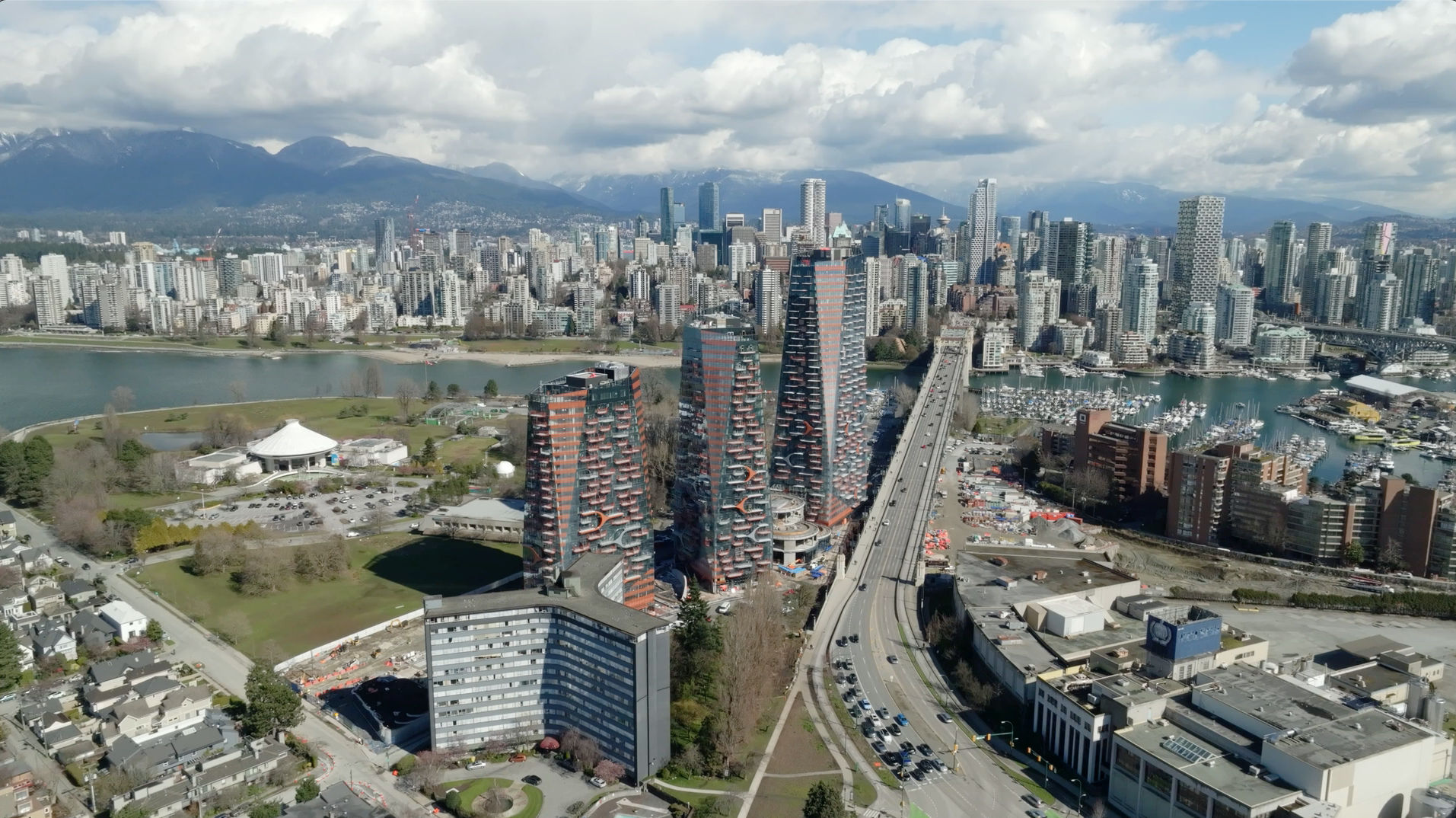 Sen̓áḵw, A Modern Sḵwx̱wú7mesh Village