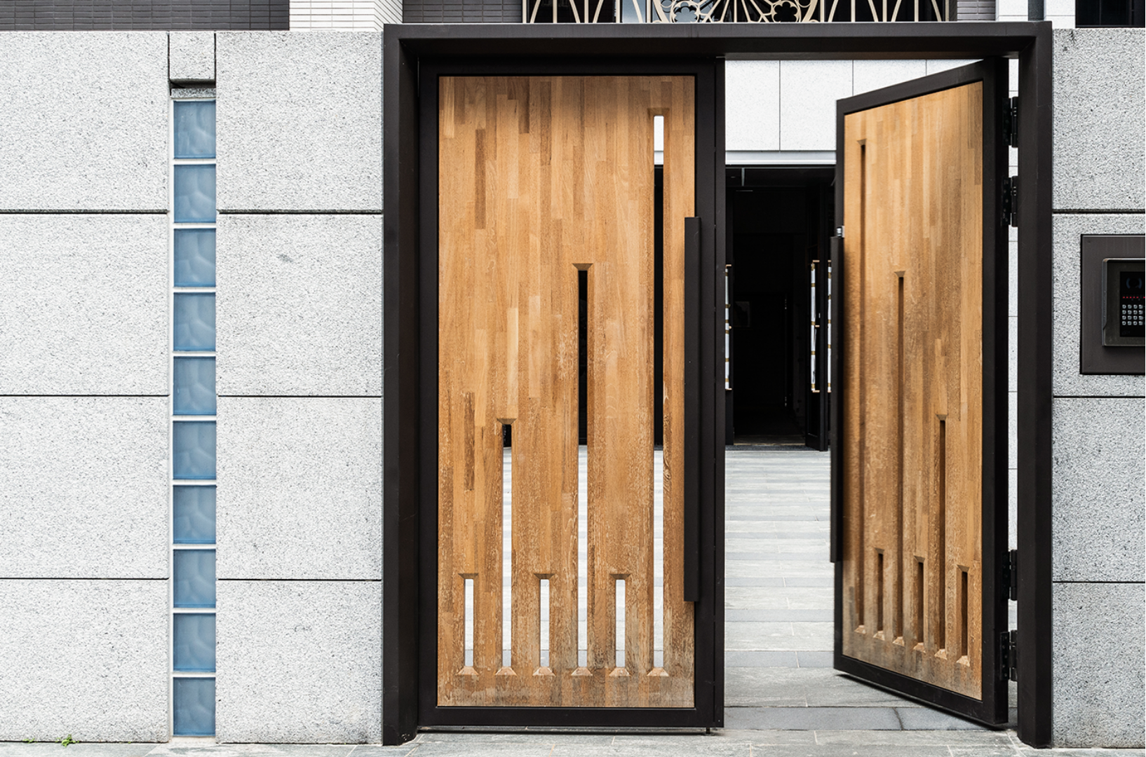 self closing hinges exterior door